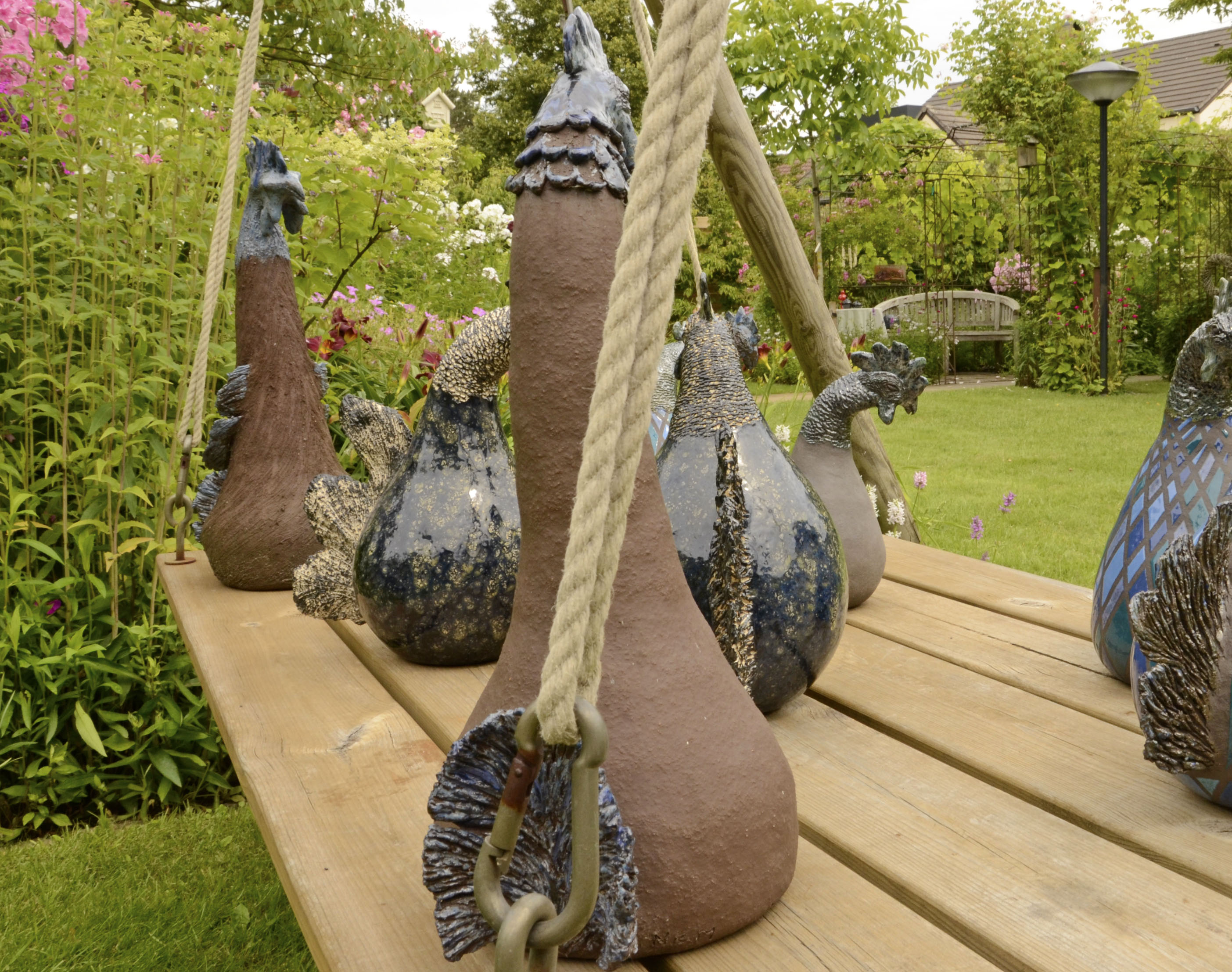 wat zijn enkele creatieve ideeën voor het recyclen van materialen in de tuin?
